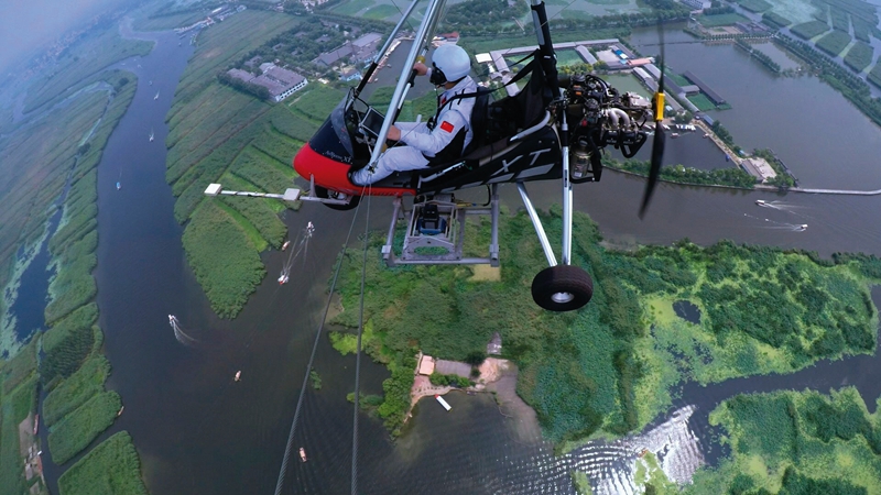 測繪地理信息工作人員利用三角翼在白洋淀進(jìn)行航空測繪，為雄安新區(qū)規(guī)劃、選址和建設(shè)提供保障服務(wù)